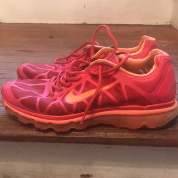 I’m selling Air max sneakers still in good condition - Picture 2 of 3